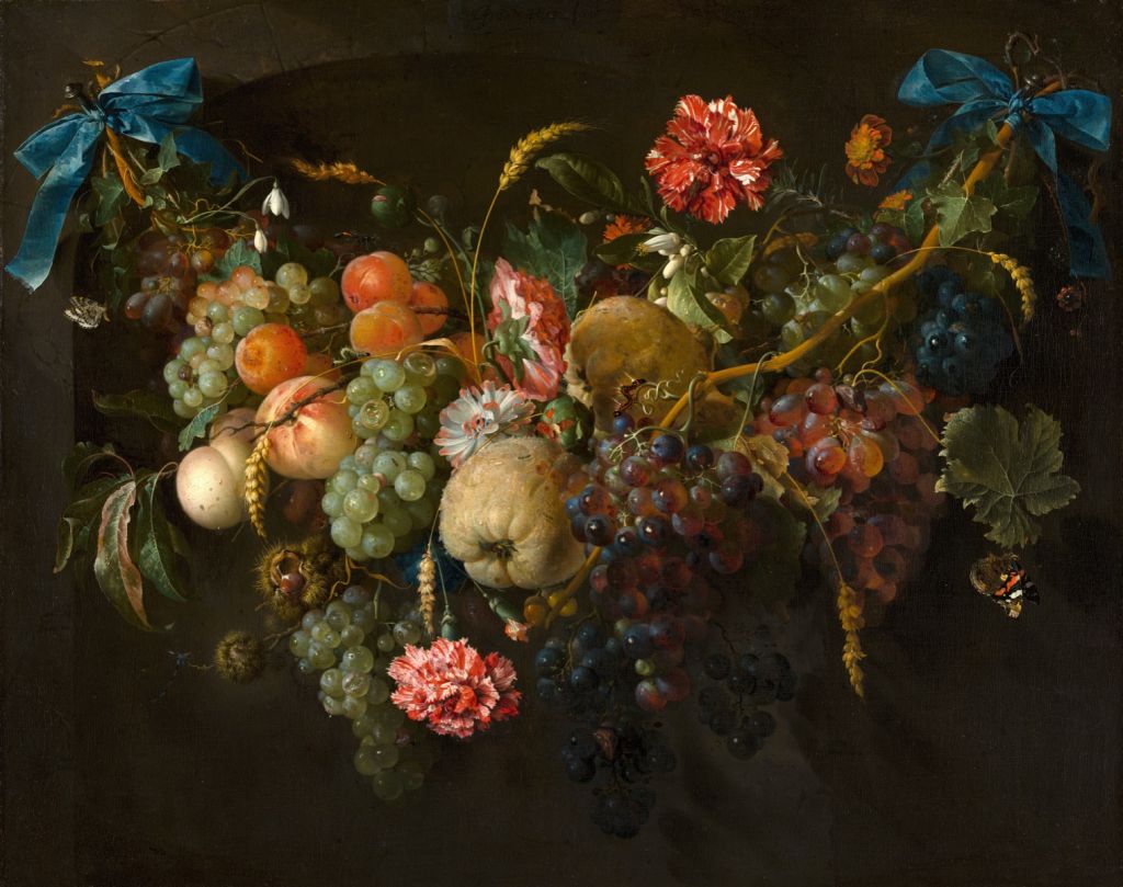 Guirnalda de frutas con algunas flores
