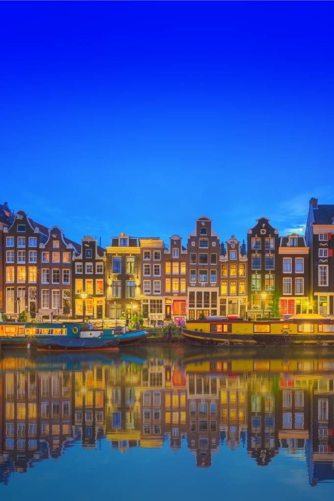 El canal de Ámsterdam por la noche