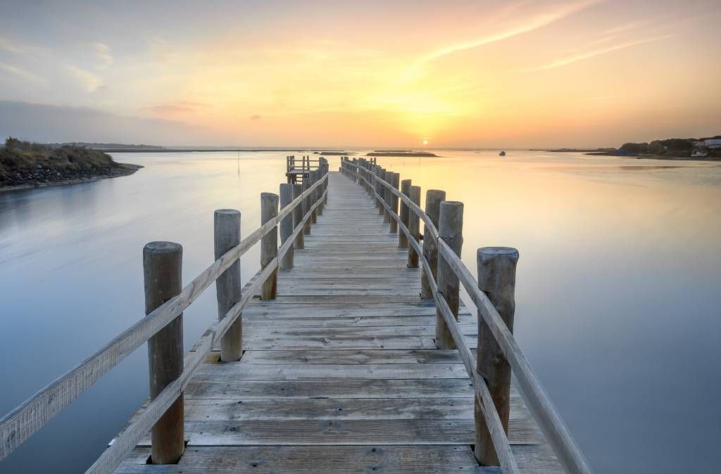 Muelle de madera al atardecer