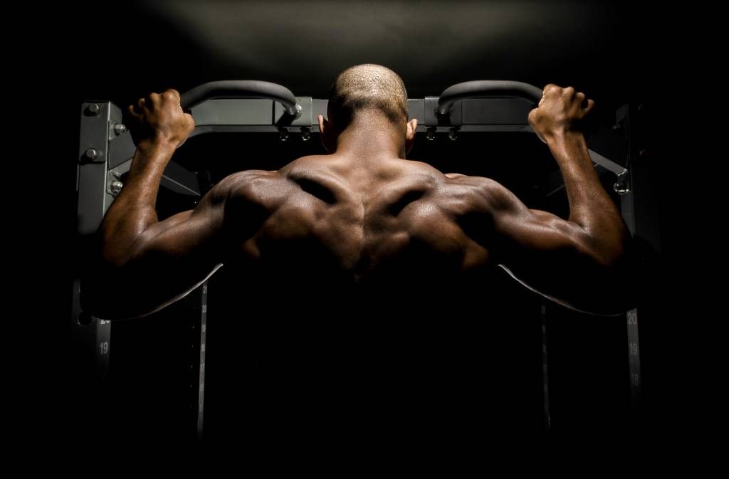 Hombre con la espalda musculada