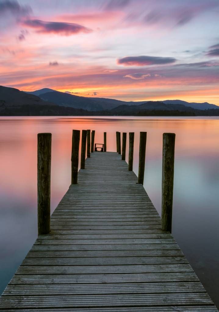 Muelle en la puesta de sol rosa