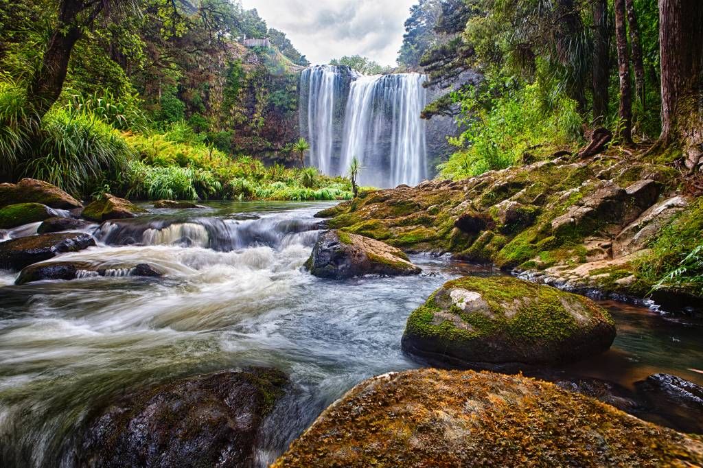 Cascada con rocas