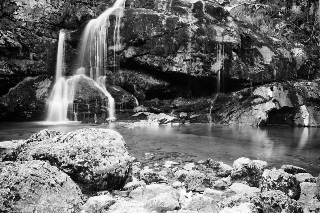 Cascada sobre un muro de piedra