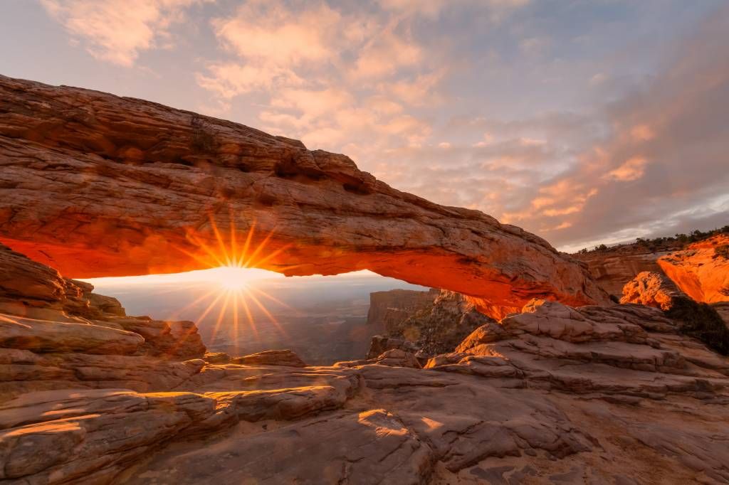Puesta de sol bajo las rocas