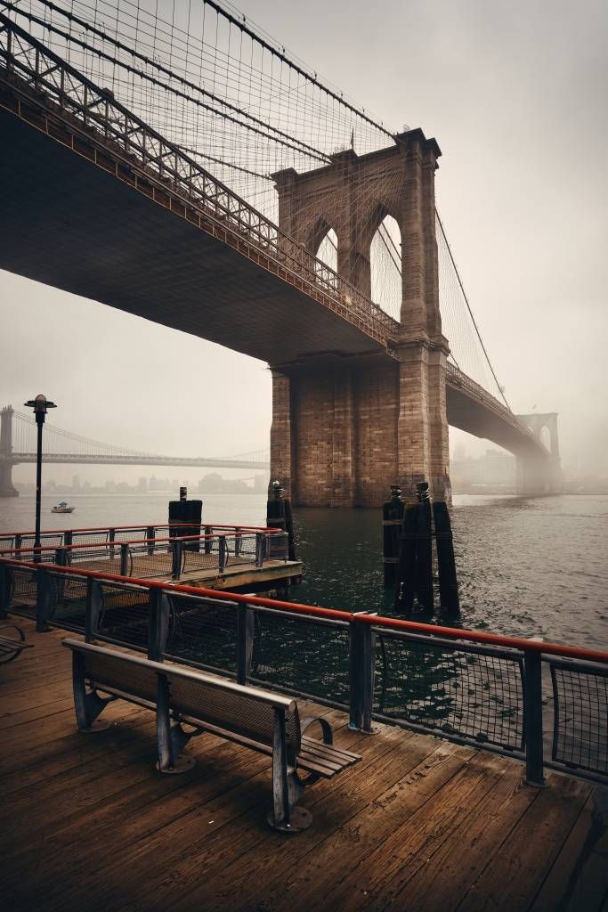 Puente a través de la niebla