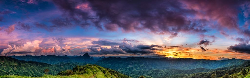 Puesta de sol sobre una montaña