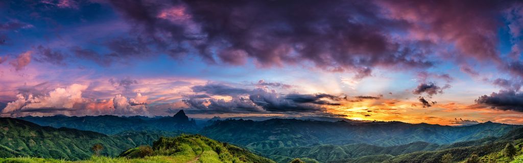 Puesta de sol sobre una montaña