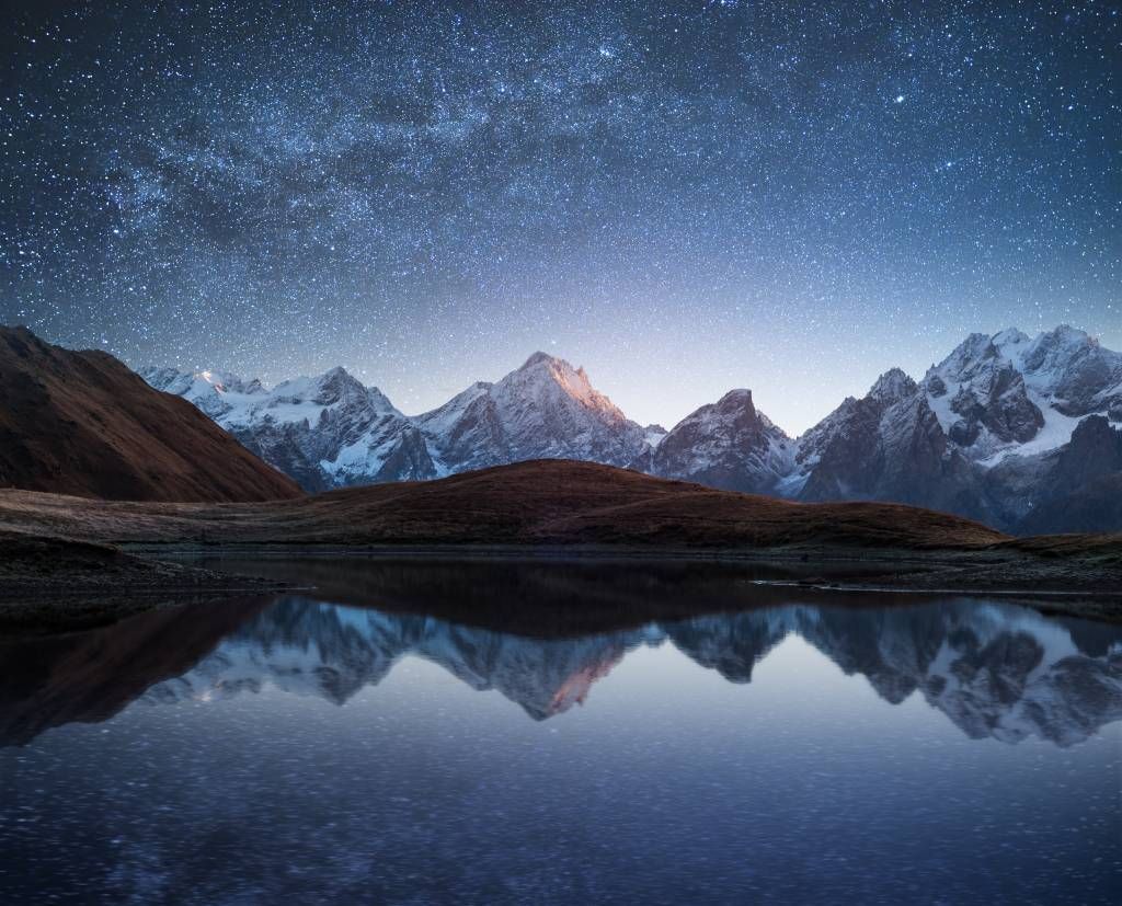 Montañas con nieve por la noche