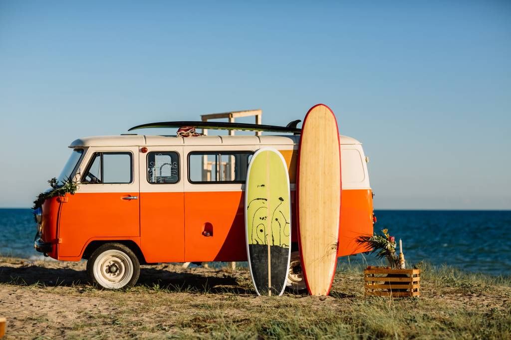 Furgoneta con tabla de surf