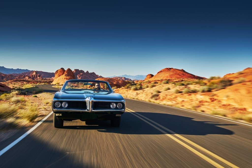 Muscle car en un paisaje americano