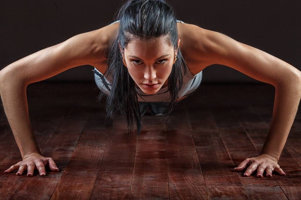 Mujer haciendo flexiones