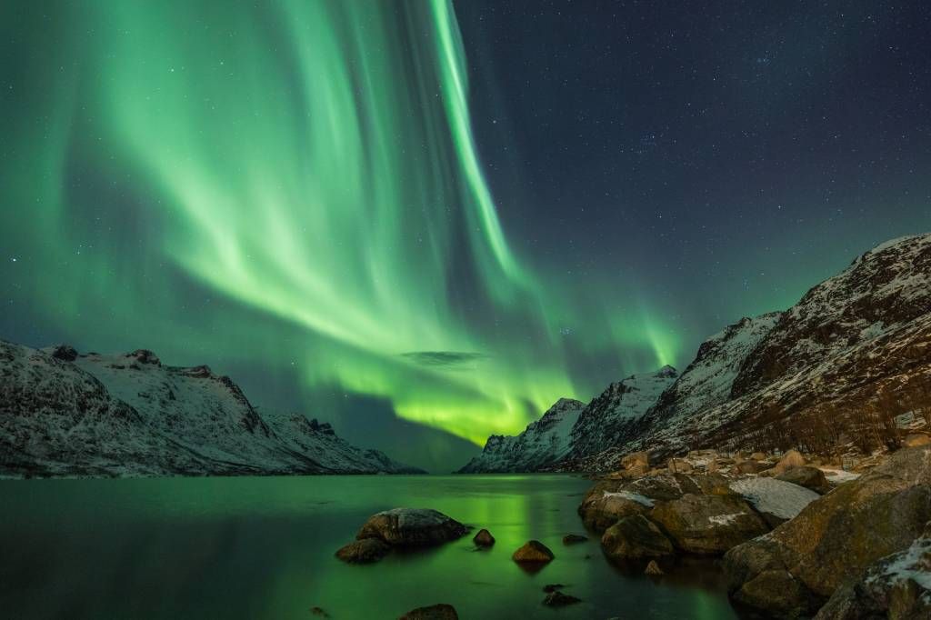 Una aurora boreal entre dos fiordos