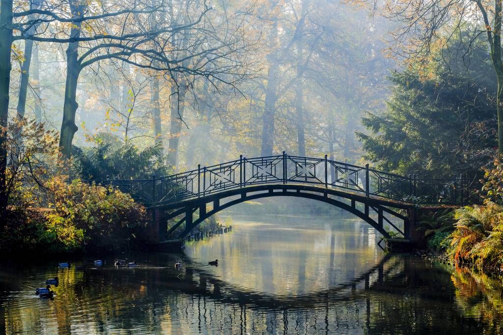Puente viejo en otoño