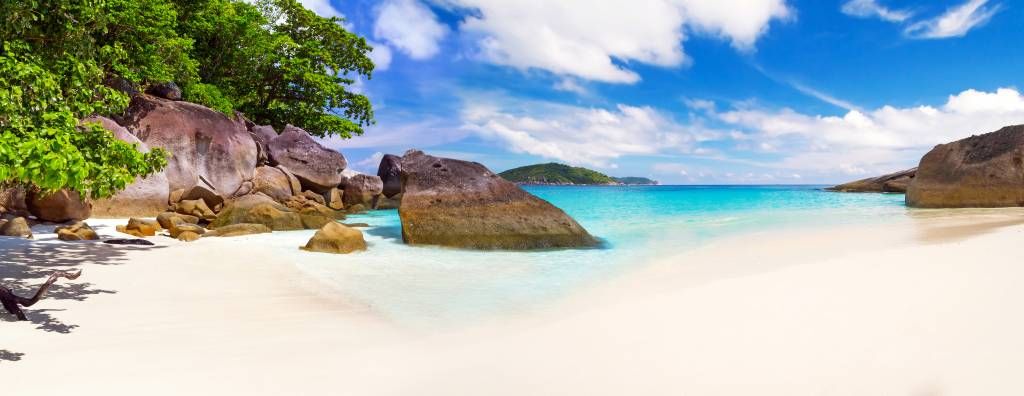 Foto panorámica de una playa tropical
