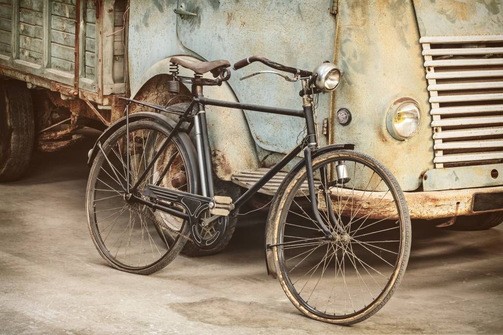 Bicicleta antigua retro con camión