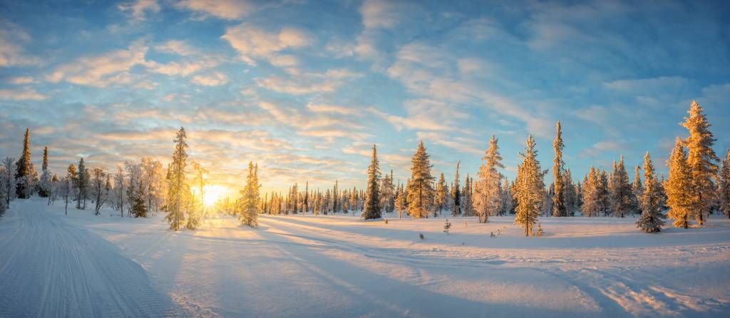 Paisaje de nieve al atardecer