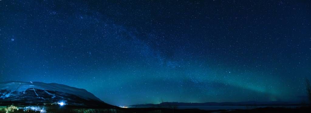 Cielo estrellado con auroras boreales