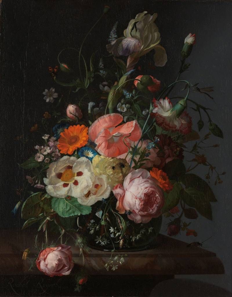 Bodegón con flores sobre una mesa de mármol