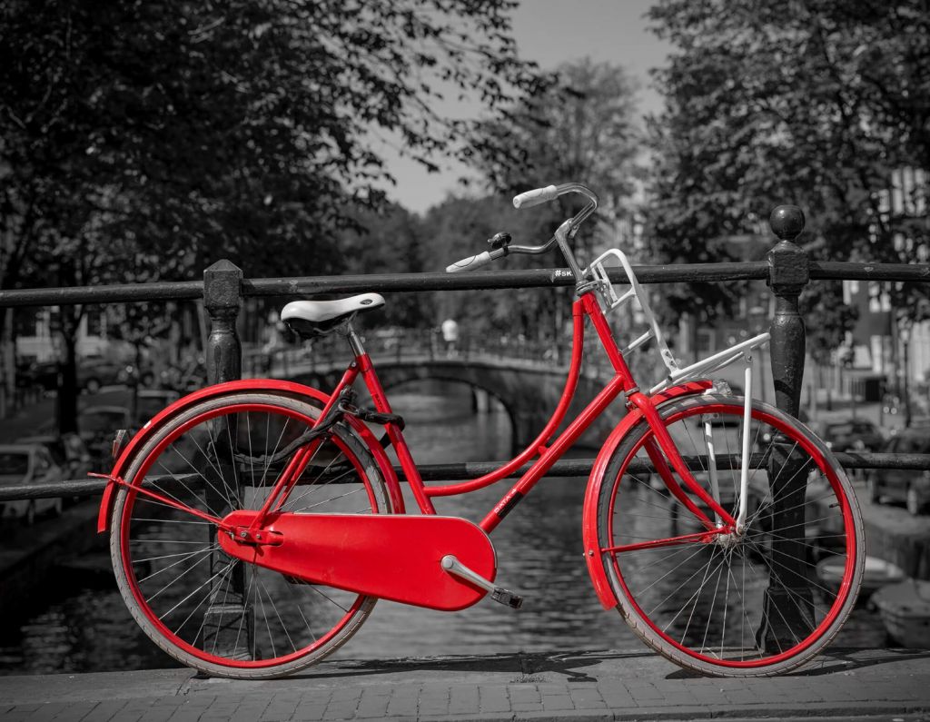 Bicicleta roja en el puente