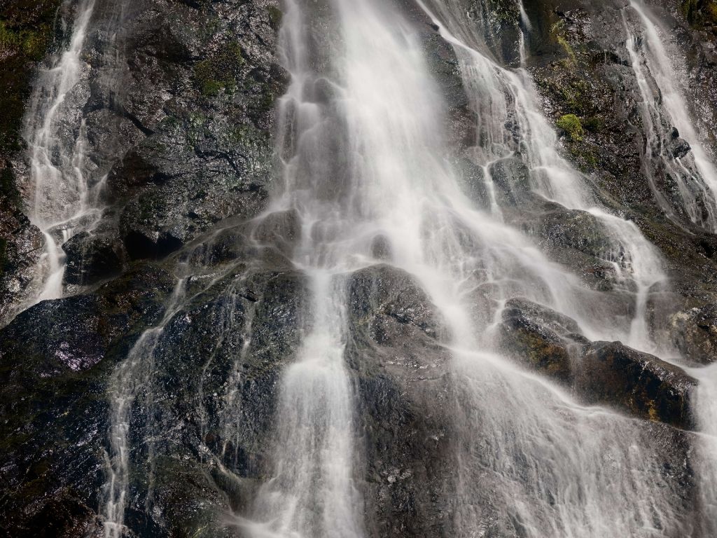 Cascada sobre roca