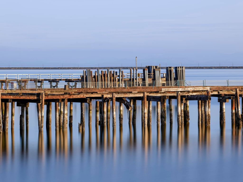 Muelle sobre pilotes de madera