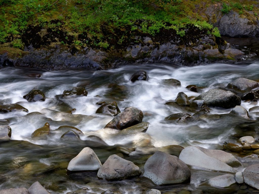 Río con cantos rodados