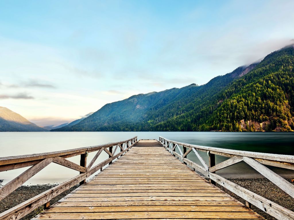 Largo muelle de madera en el lago