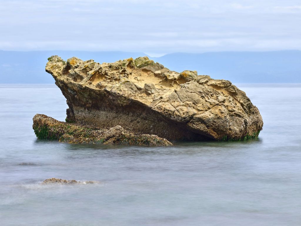 Hermosa roca en la costa