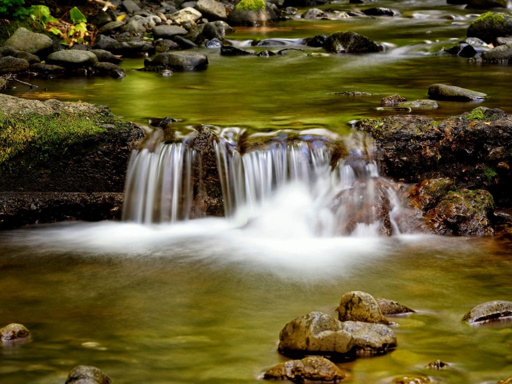 Pequeña cascada detallada