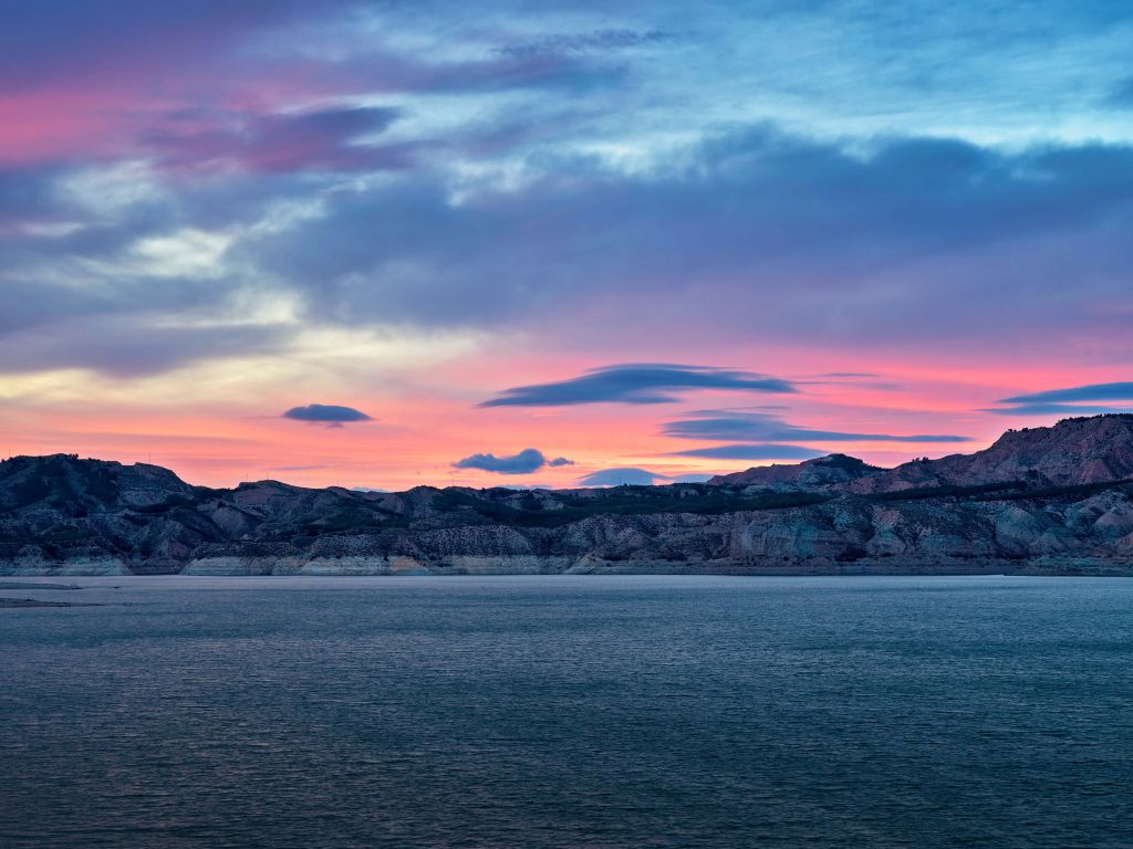 Lago con puesta de sol