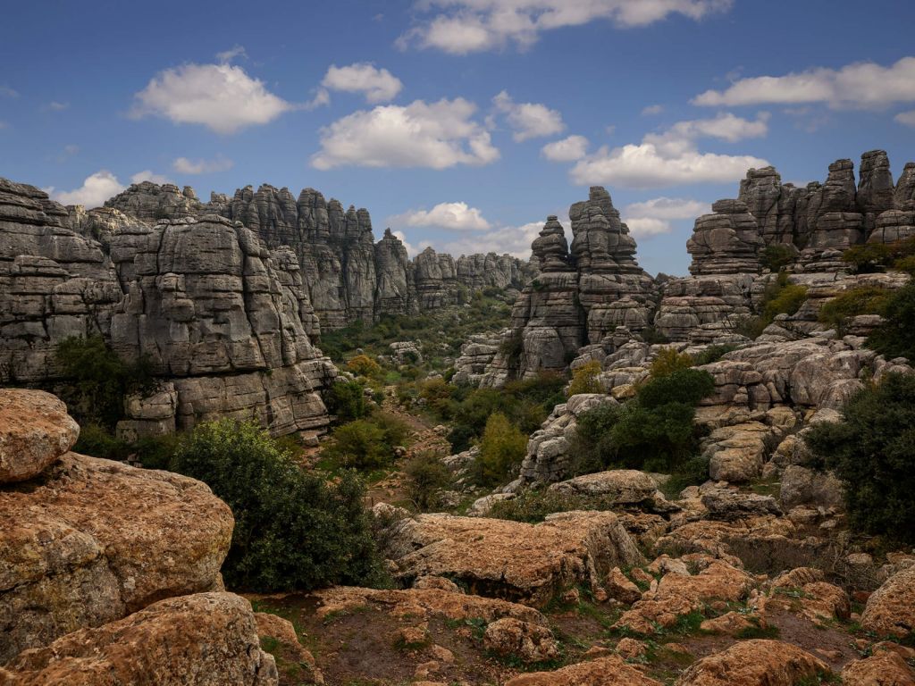 Rocas con cielo azul