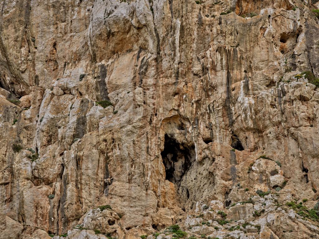 Cueva en una roca