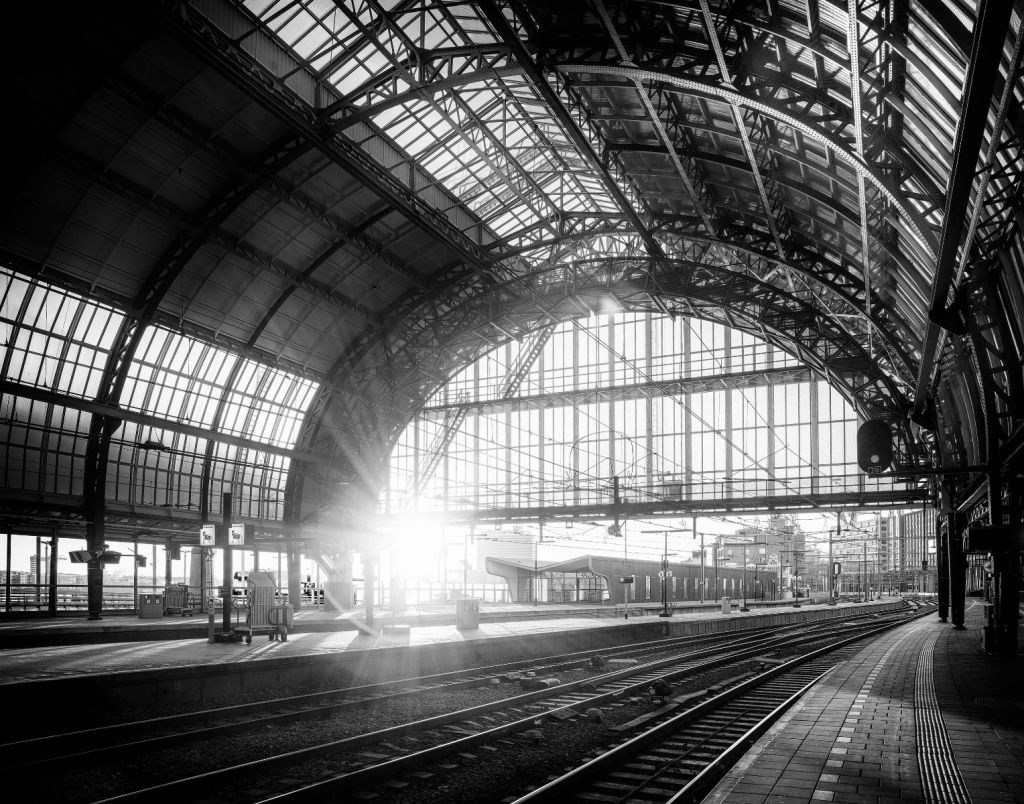 Amanecer en una estación de tren en blanco y negro