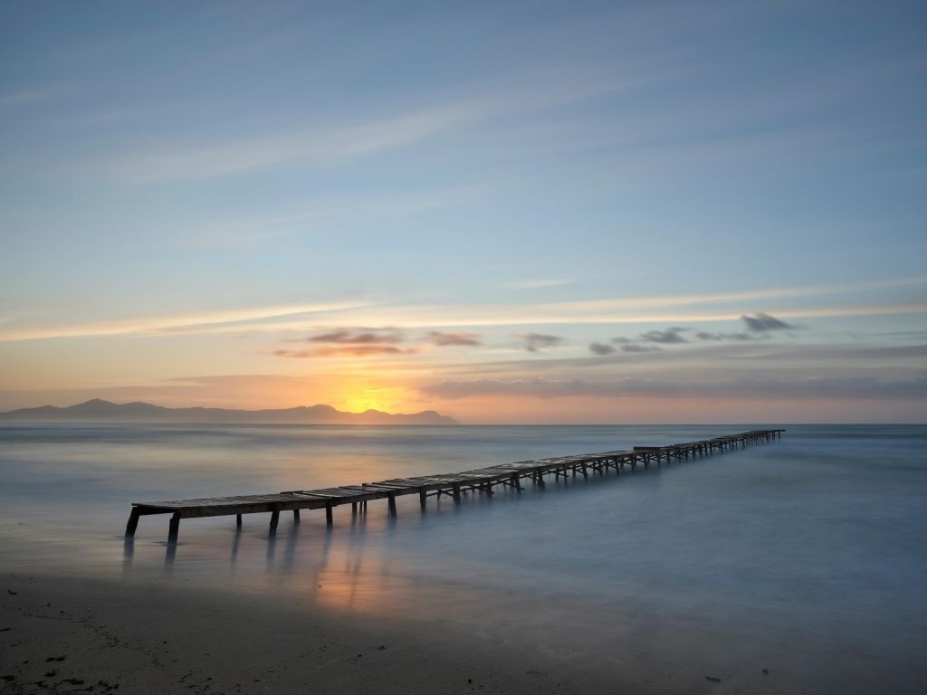 Muelle frente a la costa