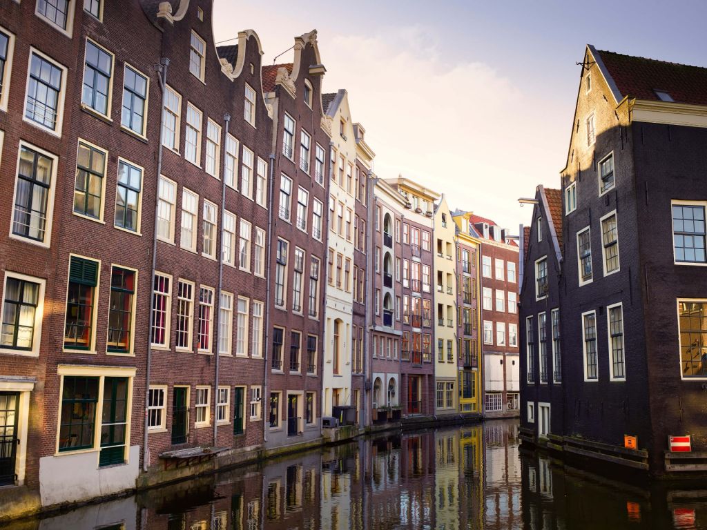 Casas de Ámsterdam a lo largo del canal
