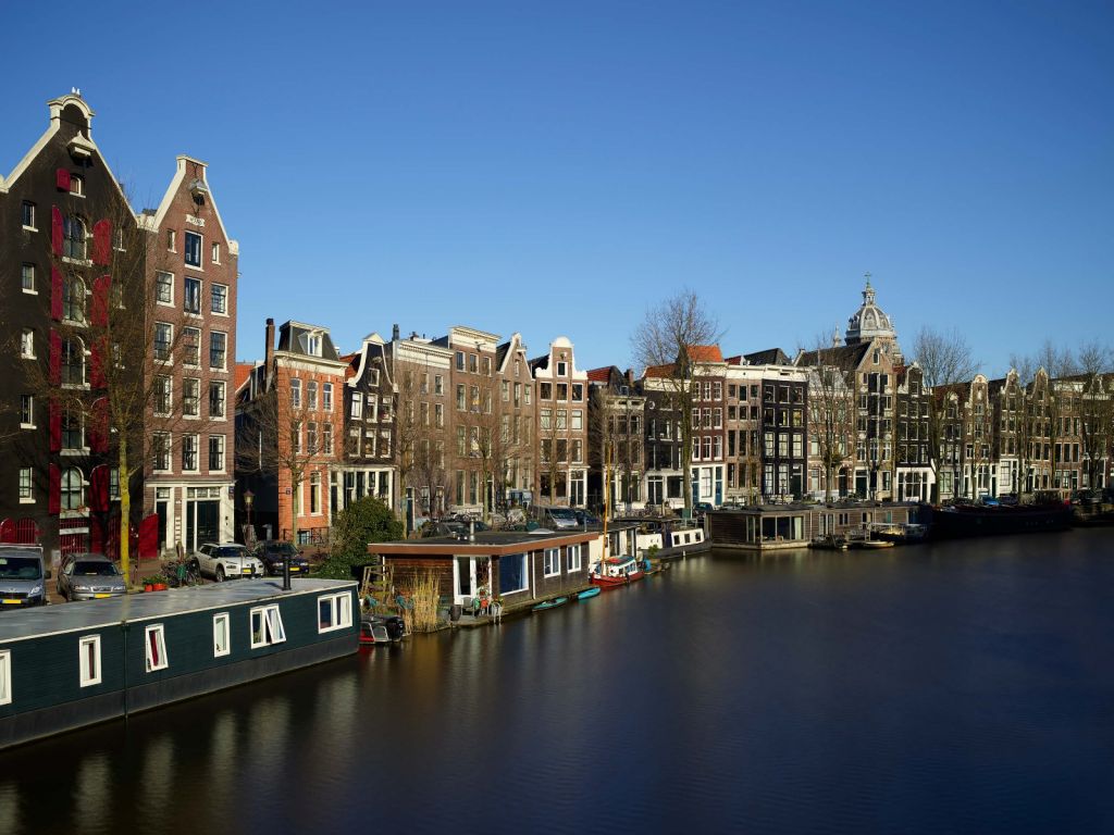 Casas flotantes a lo largo del canal