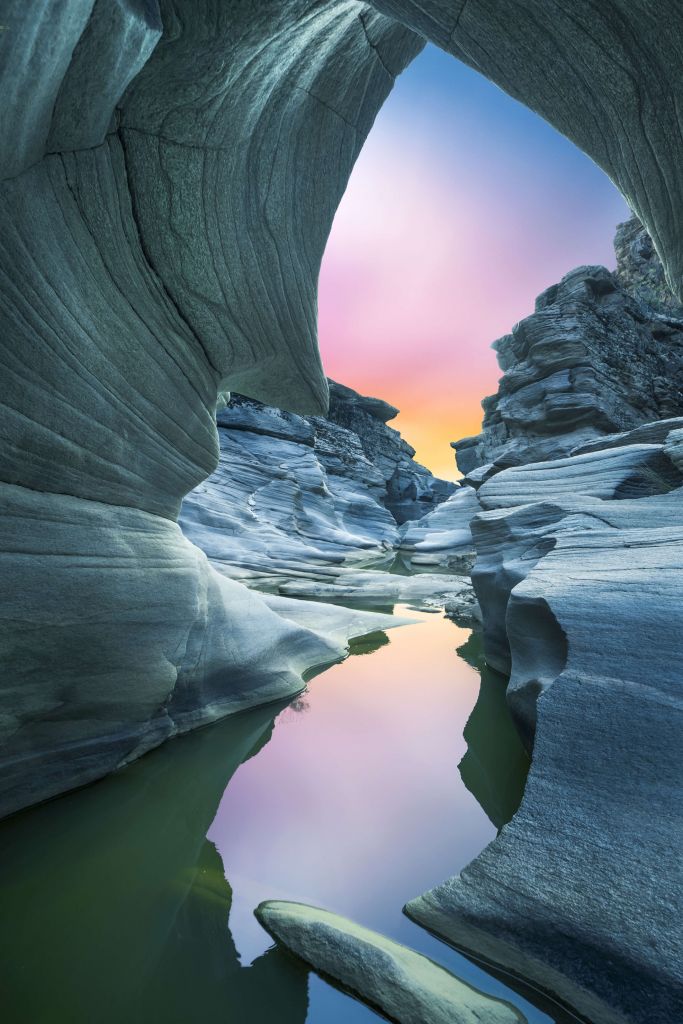 Cueva con cielo de colores