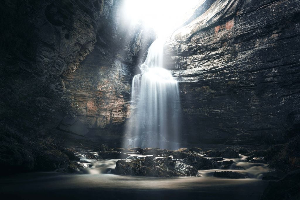 Cueva con cascada