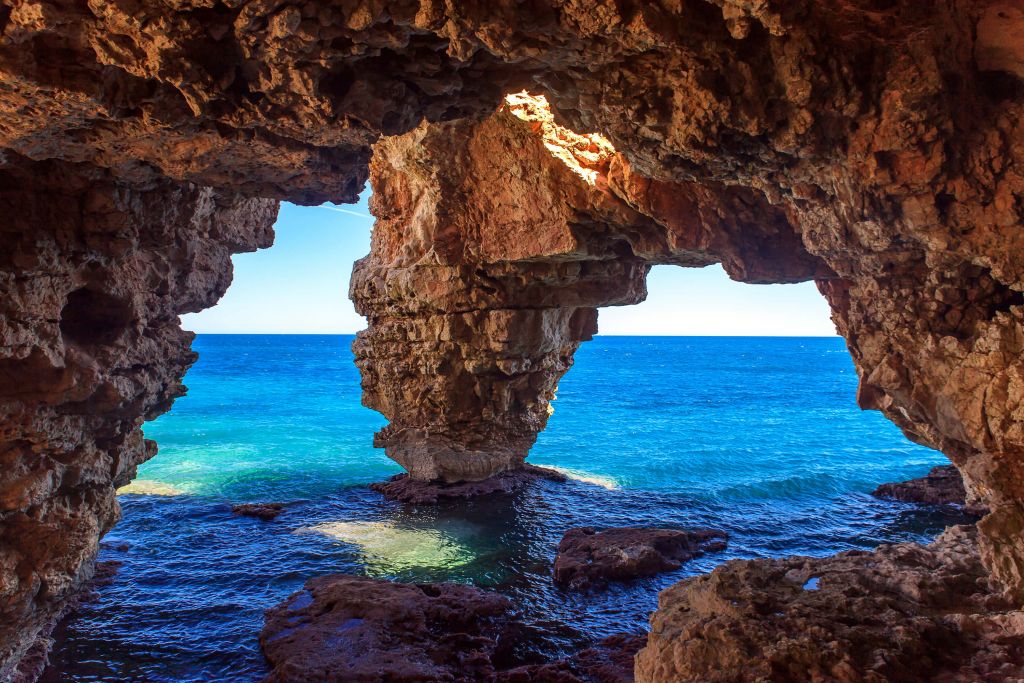 Cueva sobre el mar