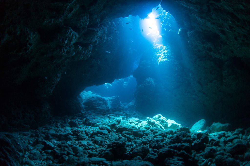 Cueva oscura en el océano