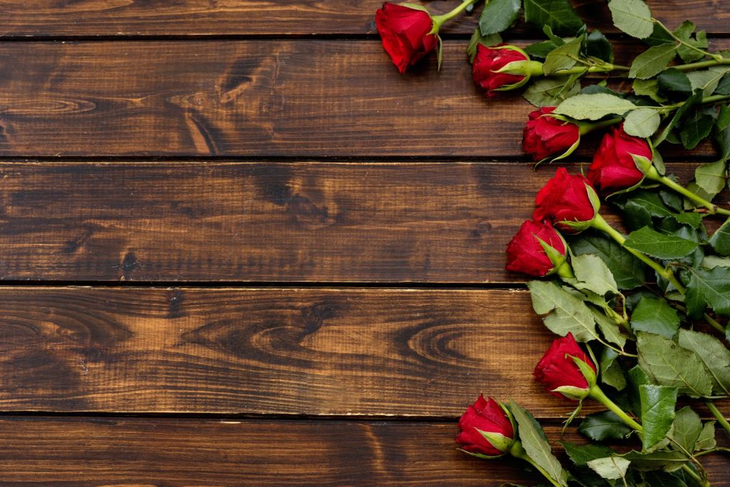 Rosas rojas sobre madera
