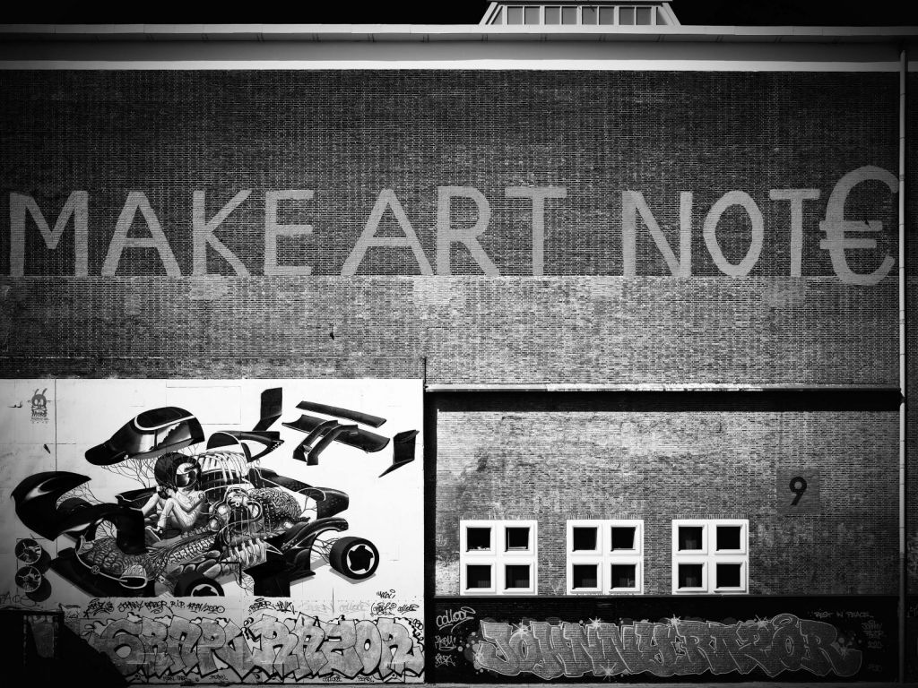 Grafitis en un gran muro