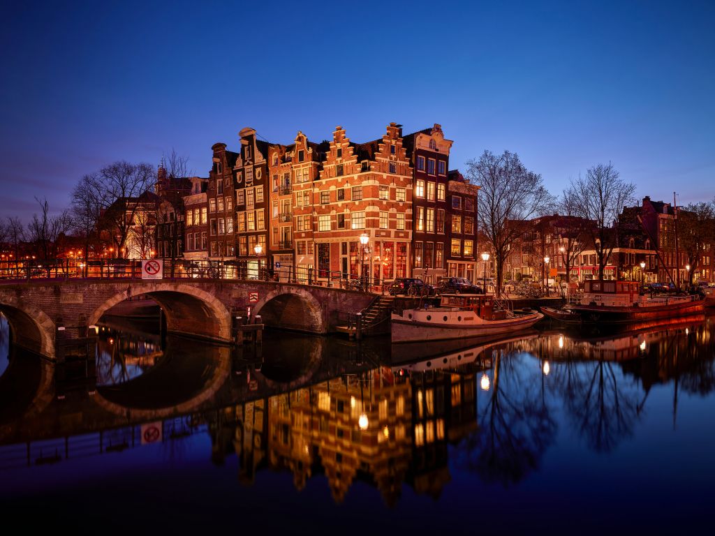 Casas iluminadas a lo largo del canal