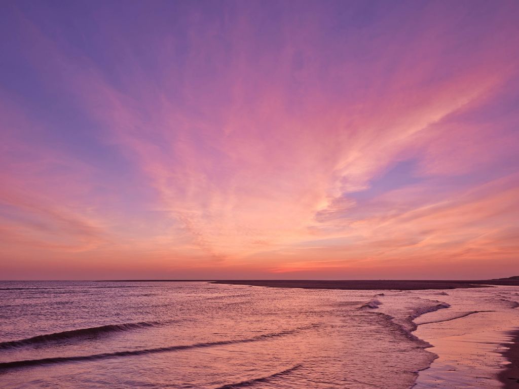 Playa con puesta de sol rosa