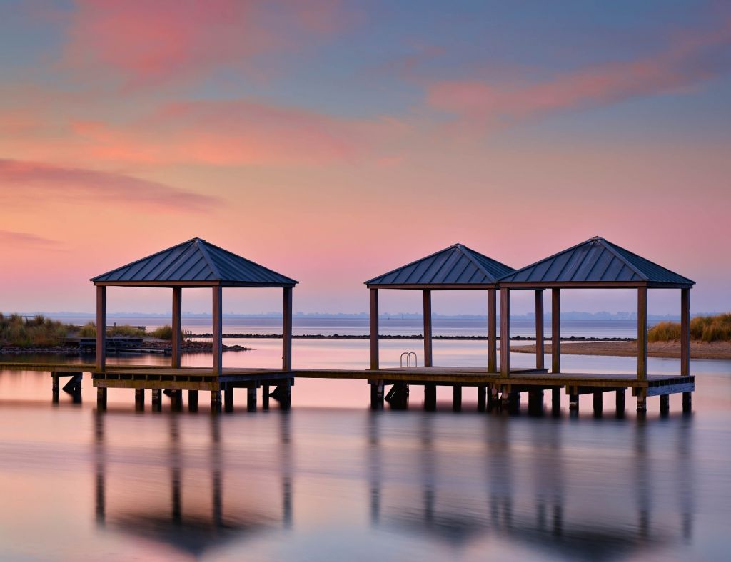 Muelle de baño al amanecer