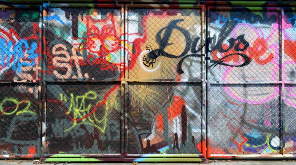 Grafitis en puertas de acero