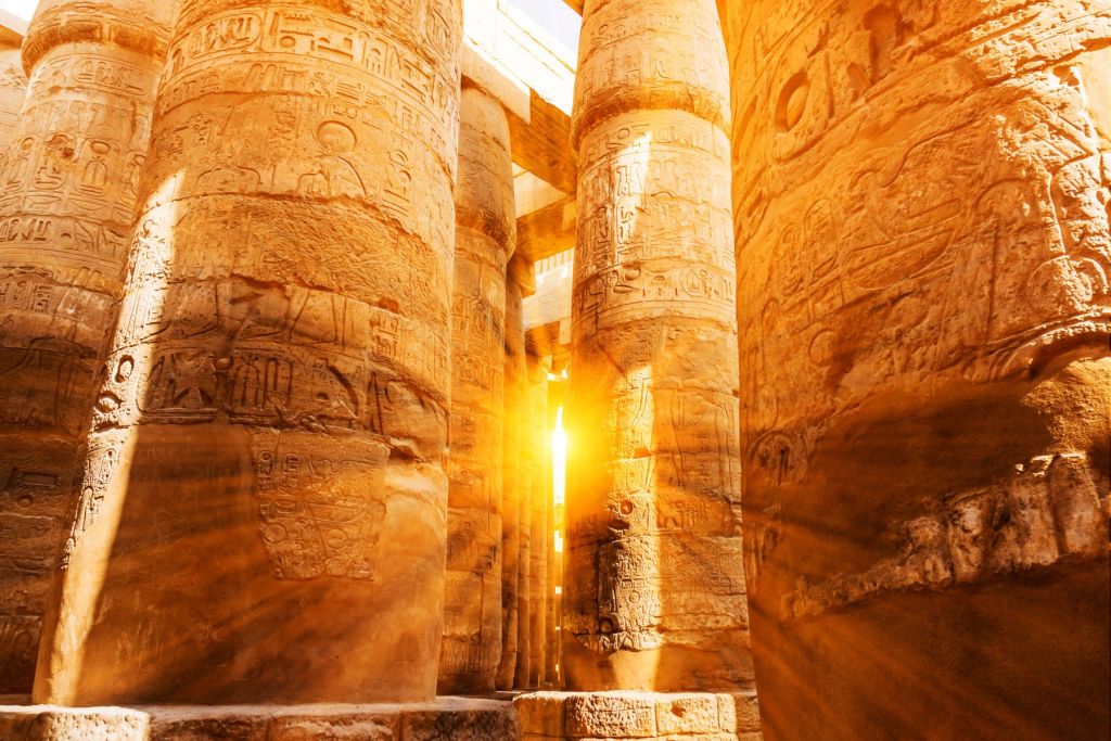 El sol a través de las ruinas