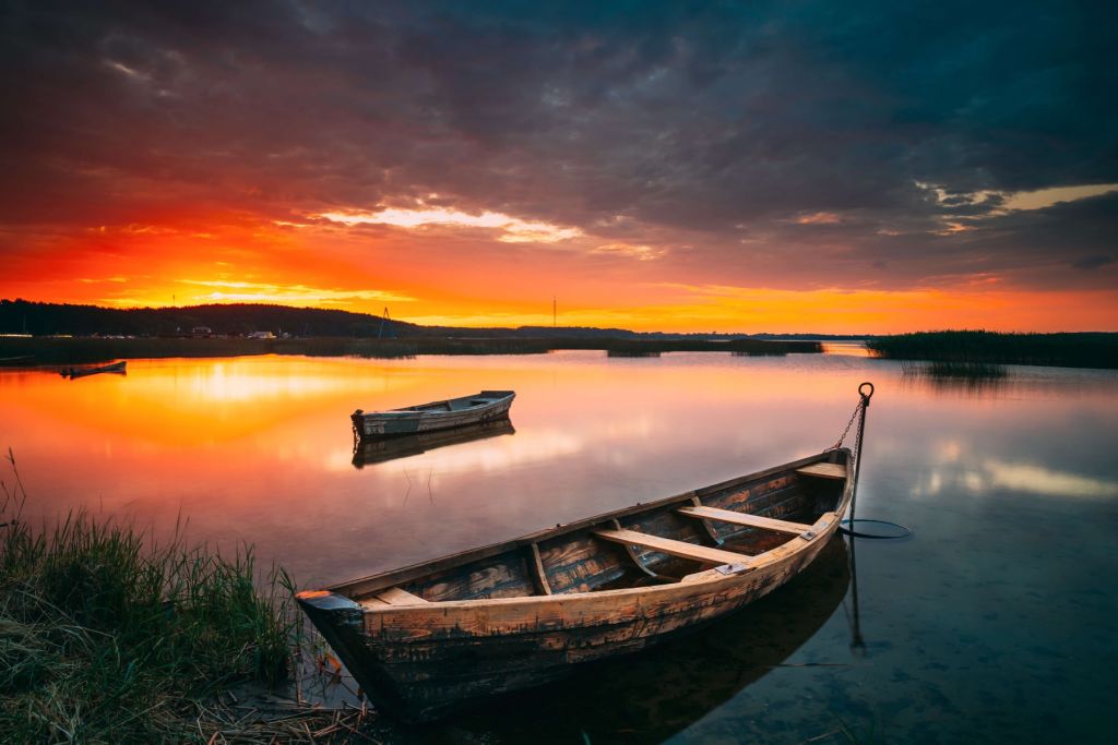 Barcos con puesta de sol