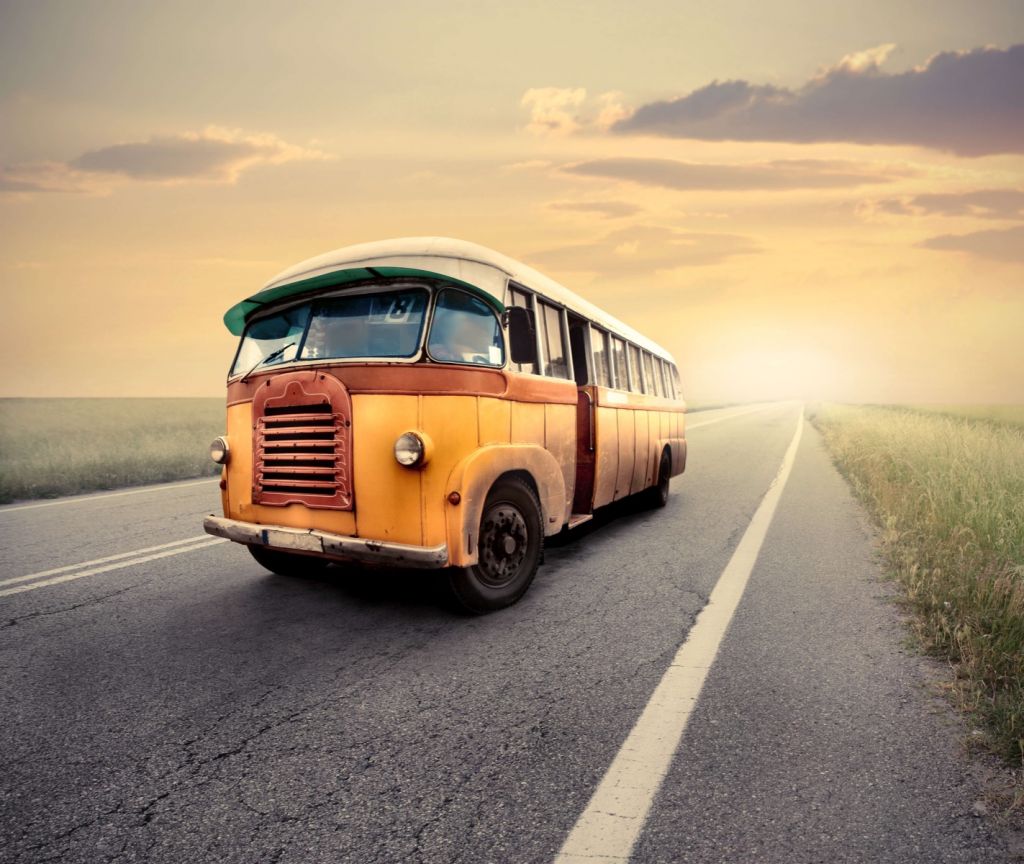 Autobús en una carretera desierta