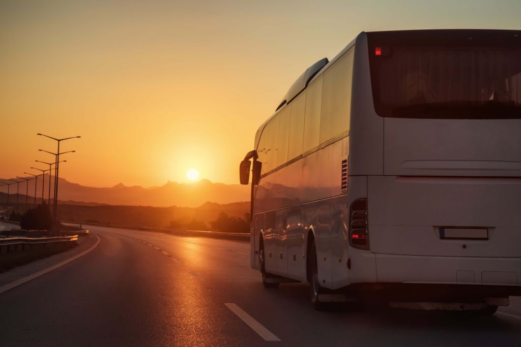 Autobús de viaje blanco